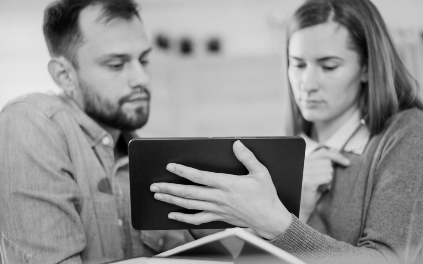 Professionnel analysant des données financières sur écran