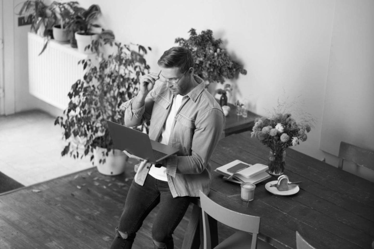 Professionnel utilisant outils de gestion financière